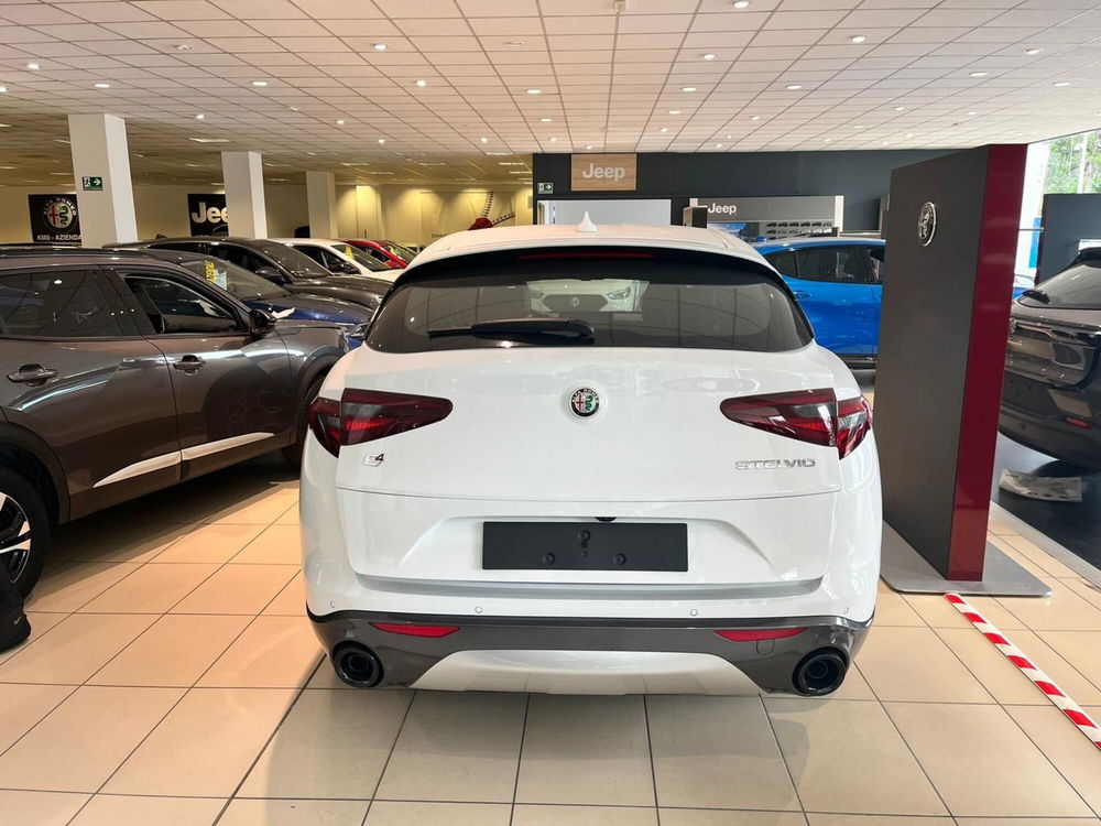 Alfa Romeo Stelvio nuova a Milano (7)