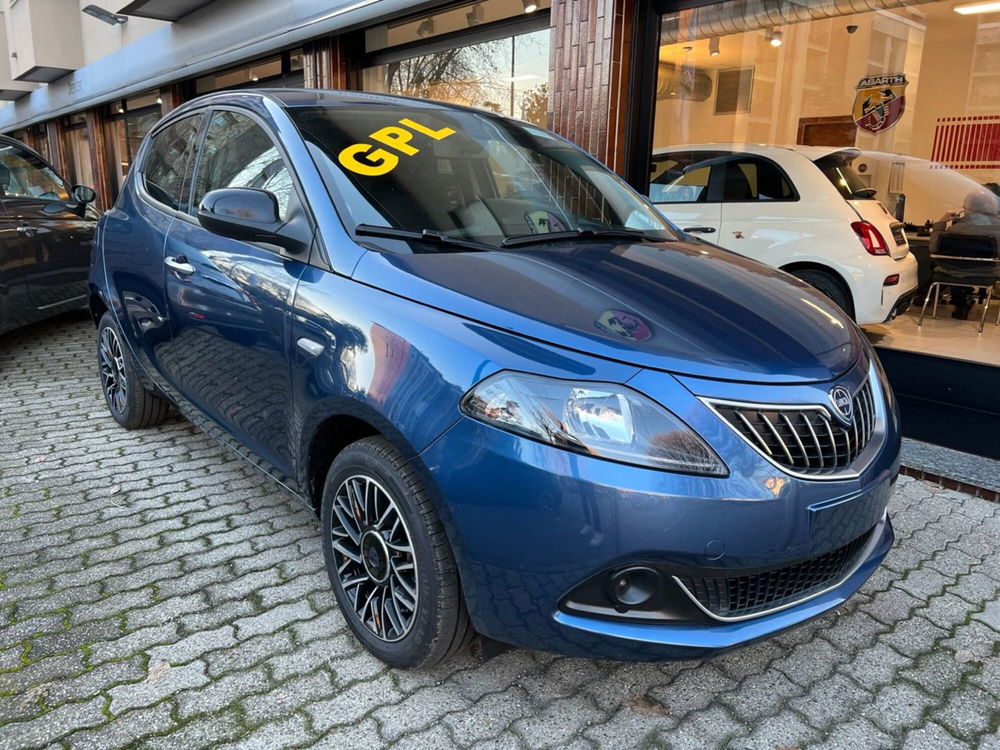 Lancia Ypsilon nuova a Milano (3)