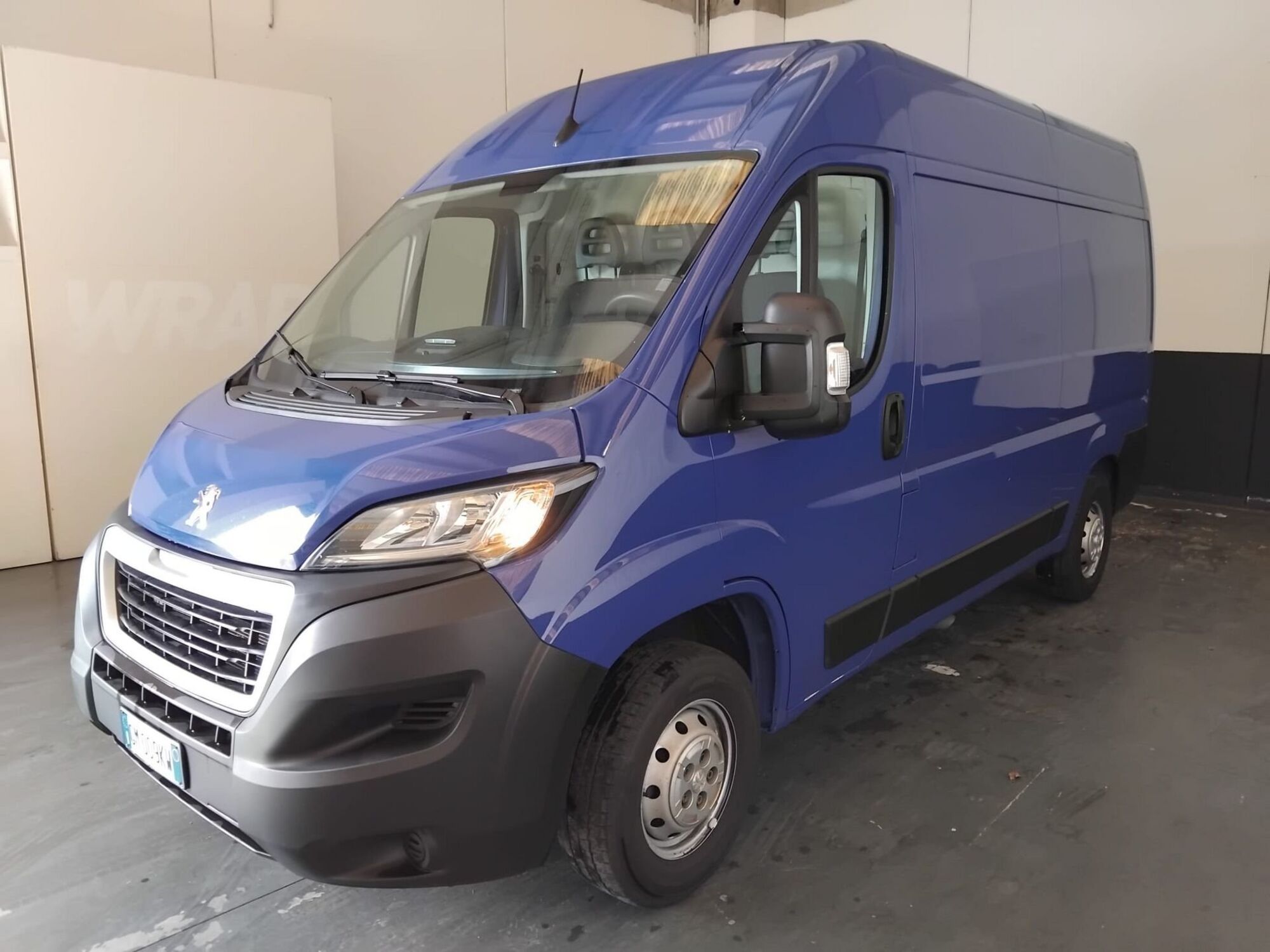 Peugeot Boxer Furgone 333 L2H2 2.2 bluehdi 140cv S&amp;S del 2022 usata a Milano