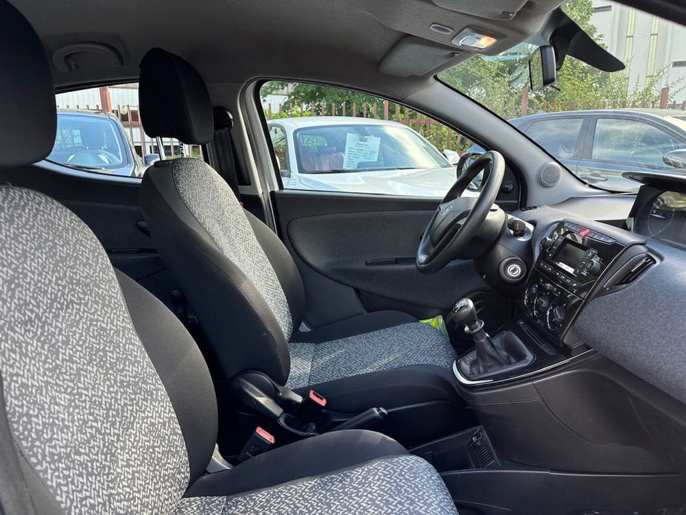 Lancia Ypsilon usata a Milano (7)