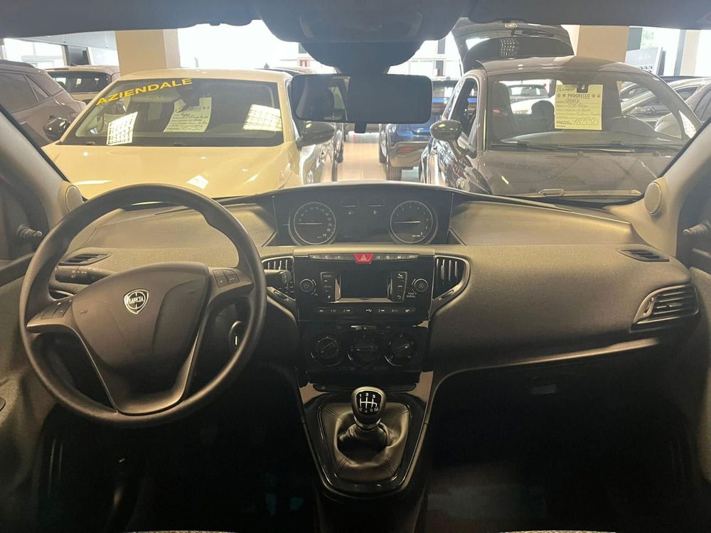 Lancia Ypsilon usata a Milano (15)