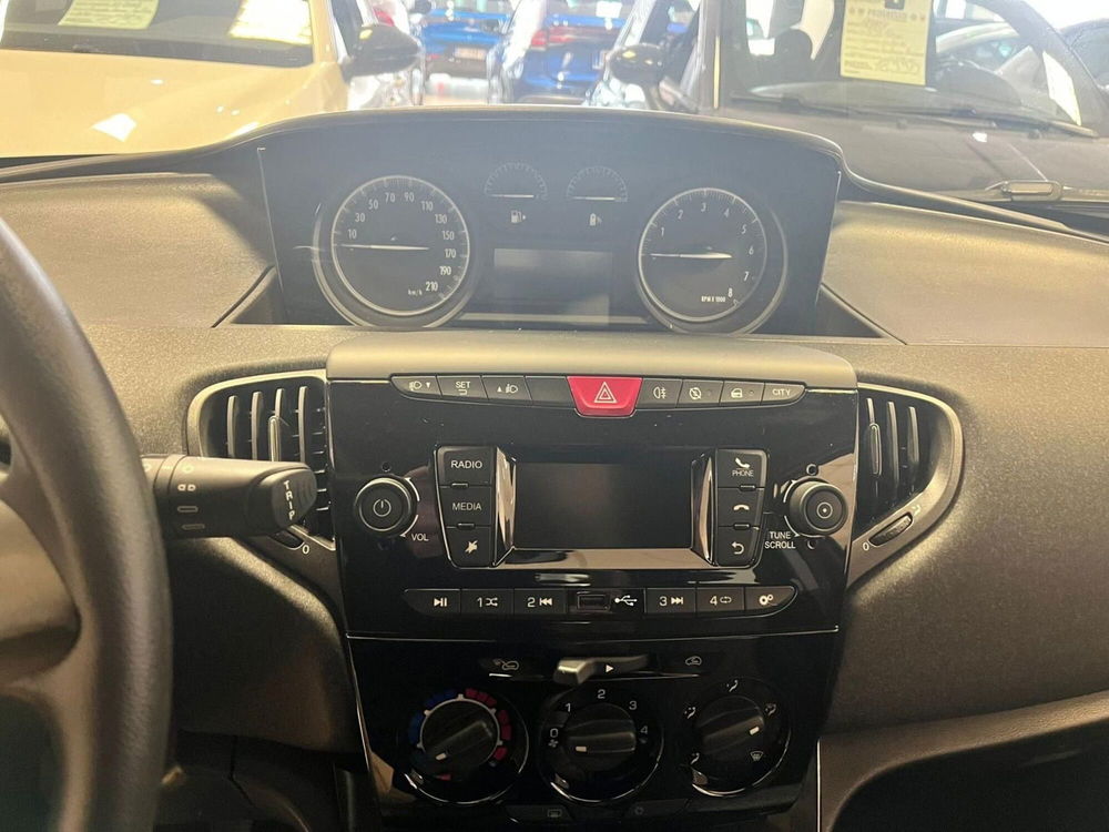 Lancia Ypsilon usata a Milano (16)