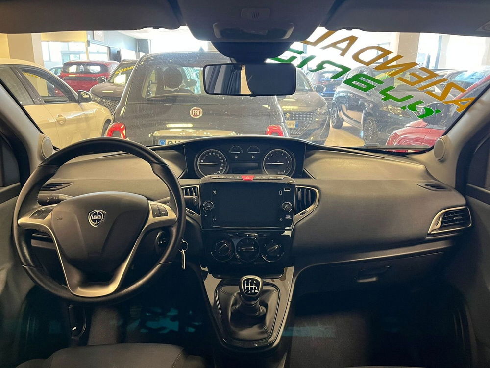 Lancia Ypsilon usata a Milano (13)