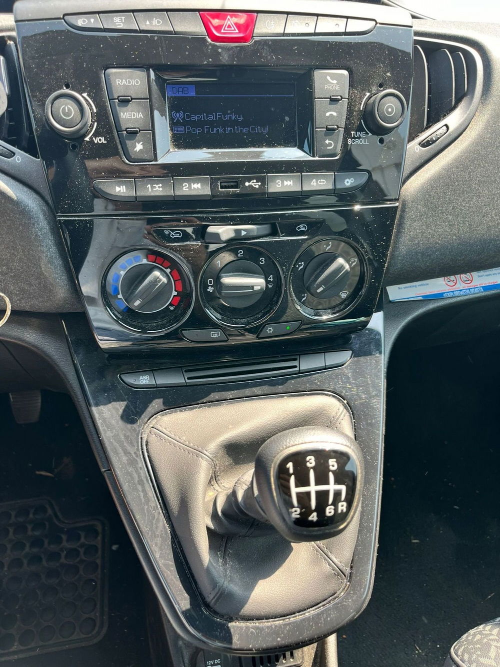 Lancia Ypsilon usata a Milano (15)