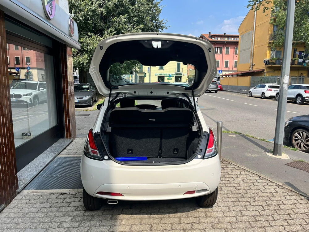 Lancia Ypsilon nuova a Milano (10)