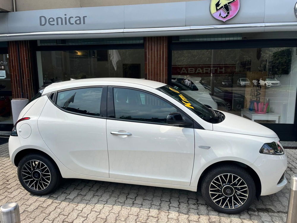 Lancia Ypsilon nuova a Milano (5)