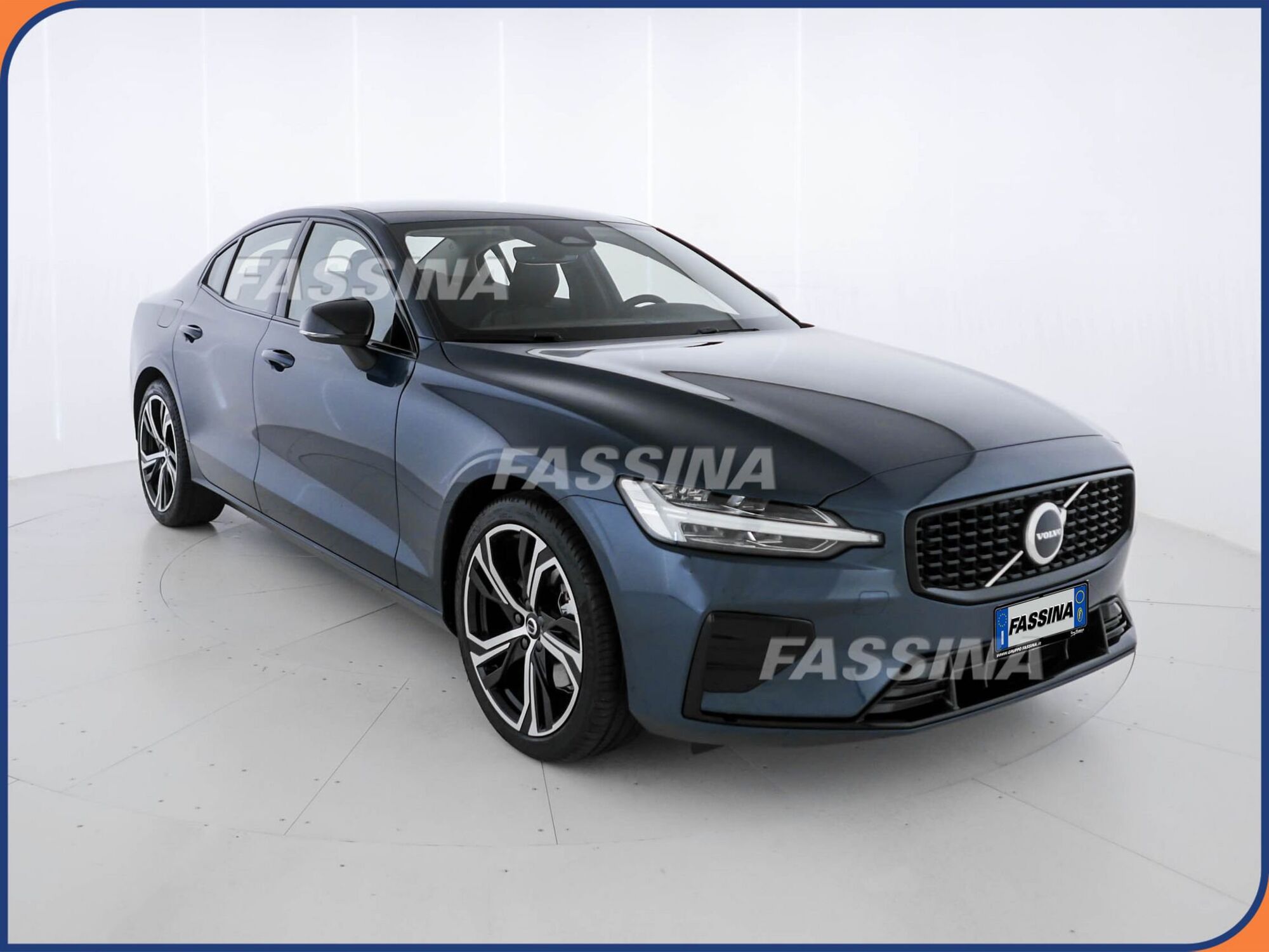 Volvo S60 B4 automatico Plus Dark  nuova a Milano