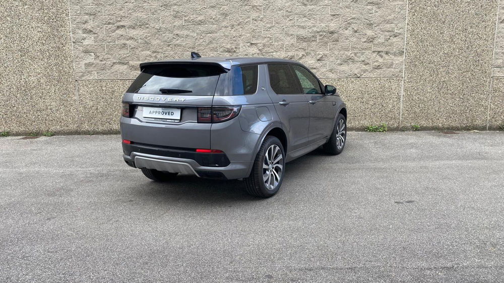 Land Rover Discovery Sport nuova a Bergamo (2)