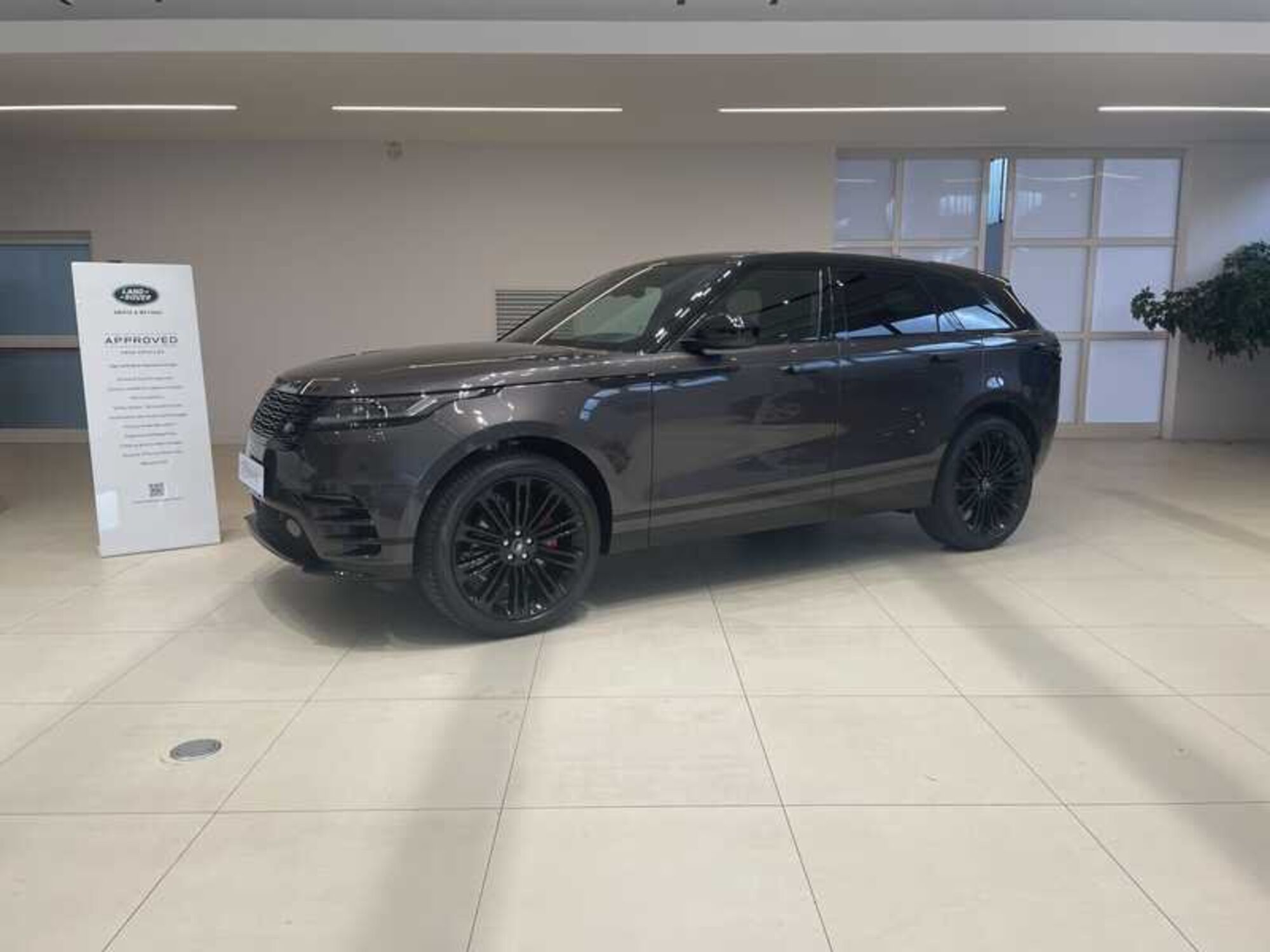 Land Rover Range Rover Velar 2.0D I4 204 CV R-Dynamic SE  del 2023 usata a Forli&#039;