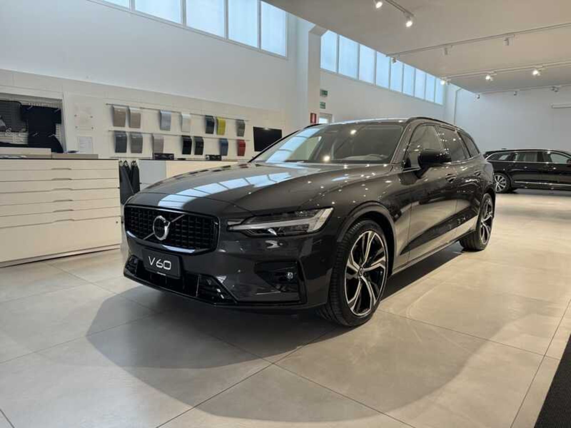 Volvo V60 B4 automatico Plus Dark  nuova a Forli&#039;