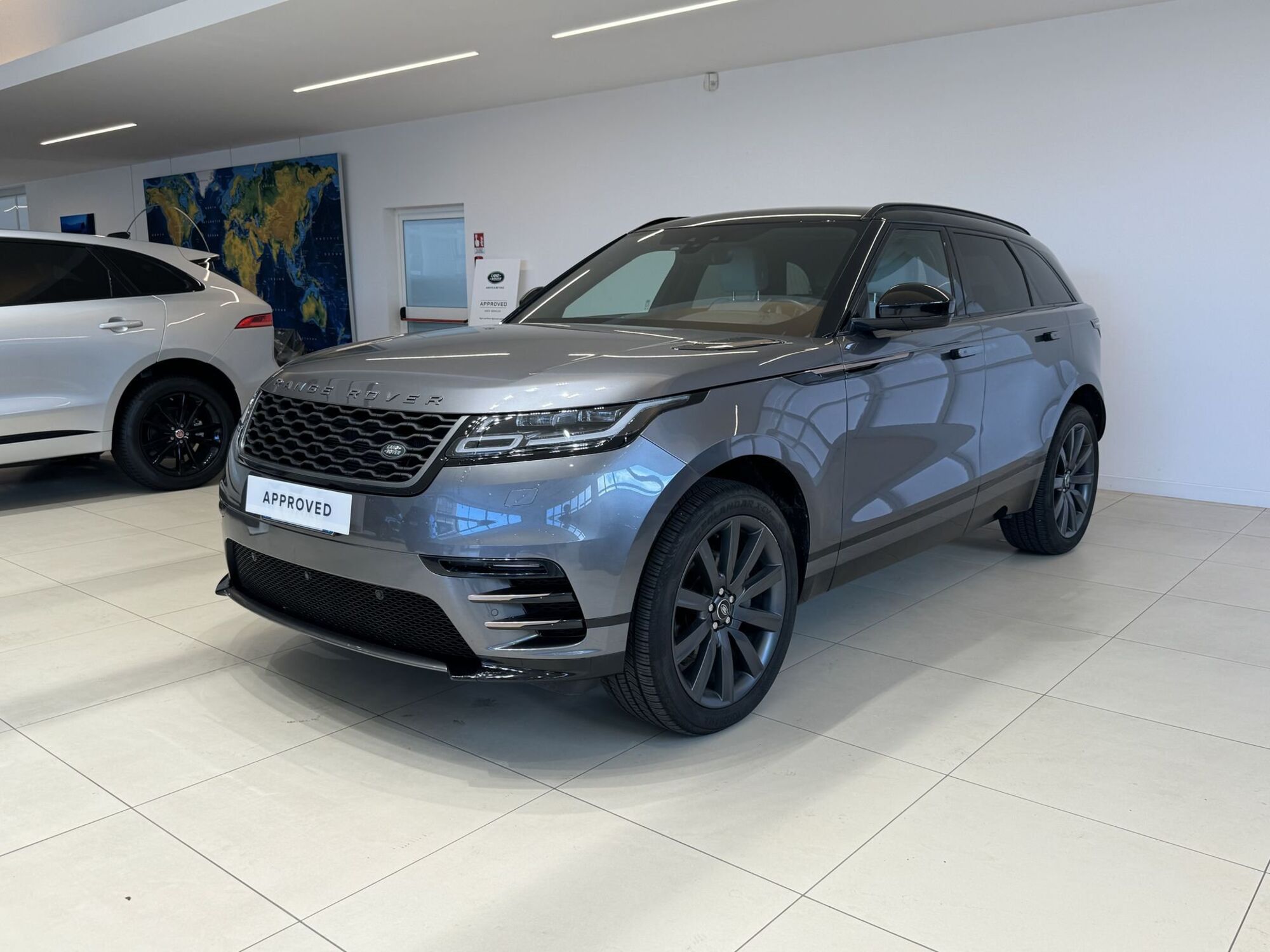 Land Rover Range Rover Velar 2.0D I4 240 CV R-Dynamic S  del 2019 usata a Forli&#039;