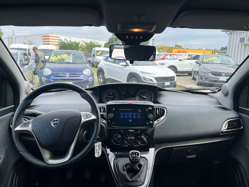 Lancia Ypsilon usata a Milano (14)