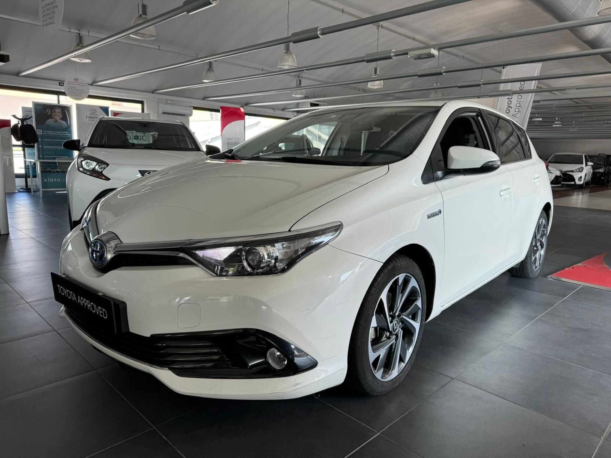 Toyota Auris 1.8 Hybrid Lounge  del 2016 usata a Modena