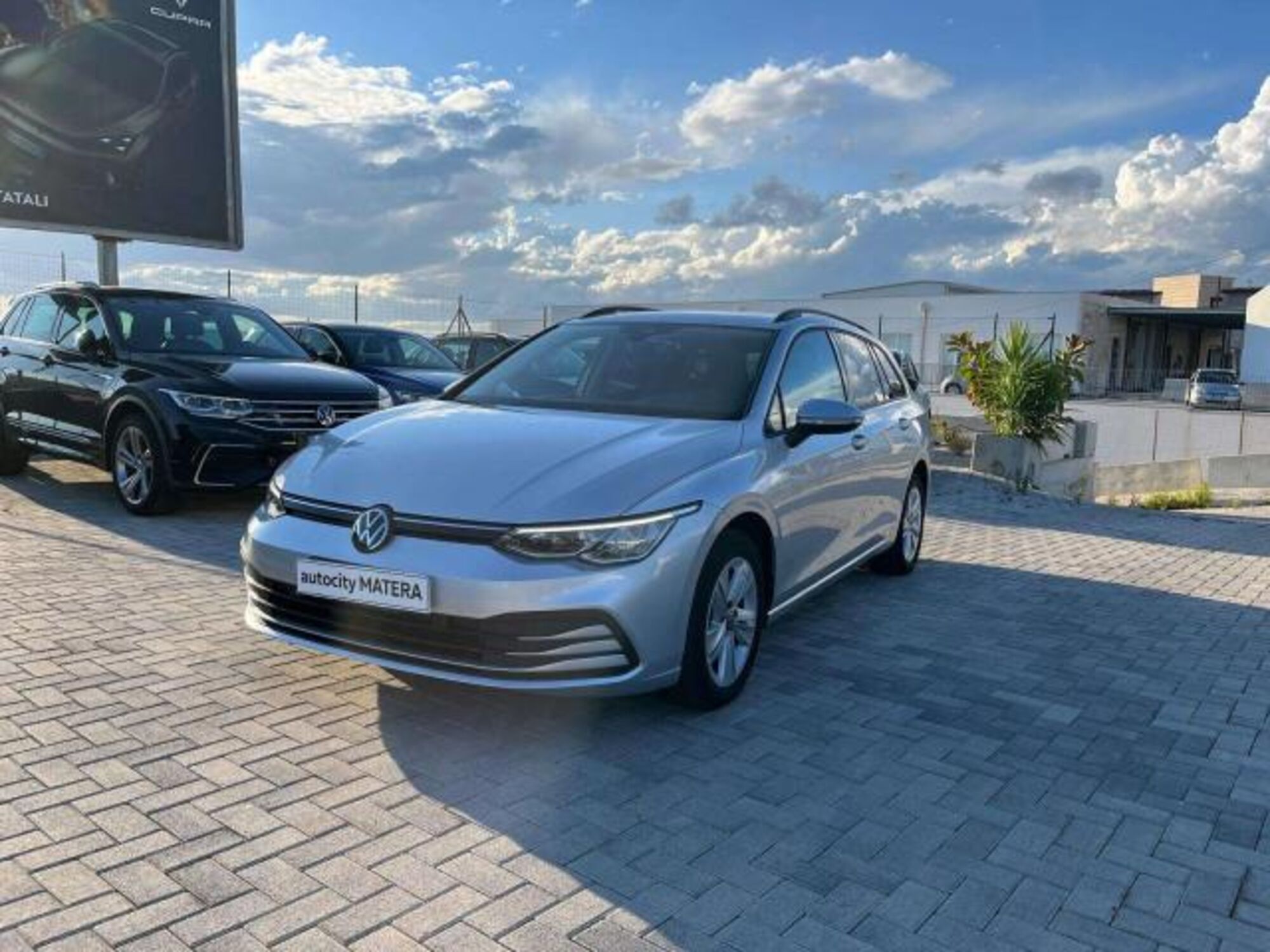 Volkswagen Golf Variant 2.0 tdi Life 115cv del 2021 usata a Matera