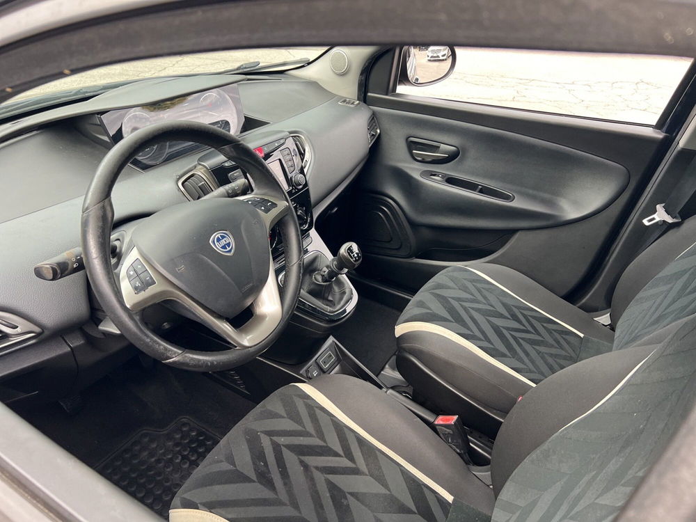 Lancia Ypsilon usata a Lucca (8)