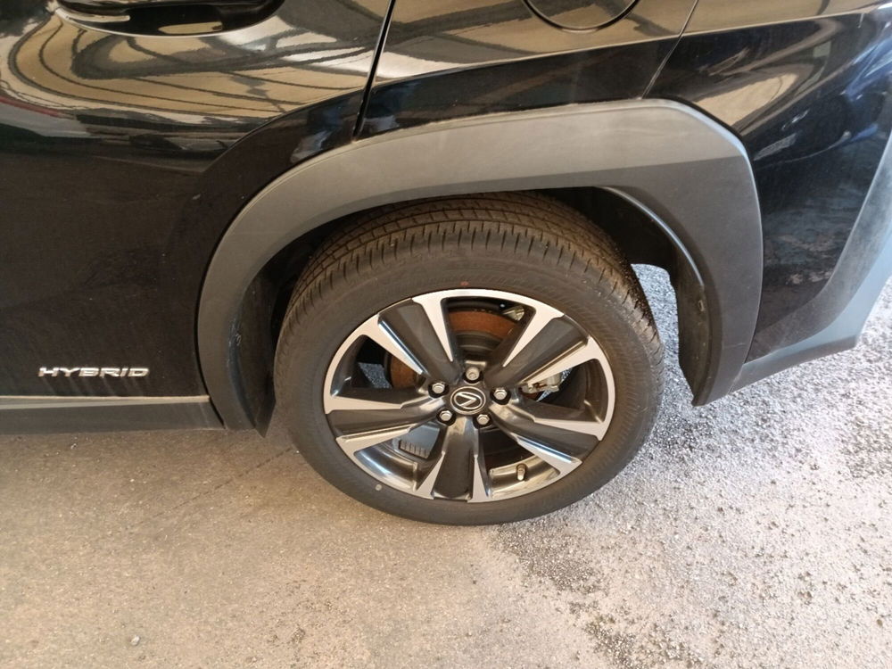 Lexus UX usata a Milano (14)