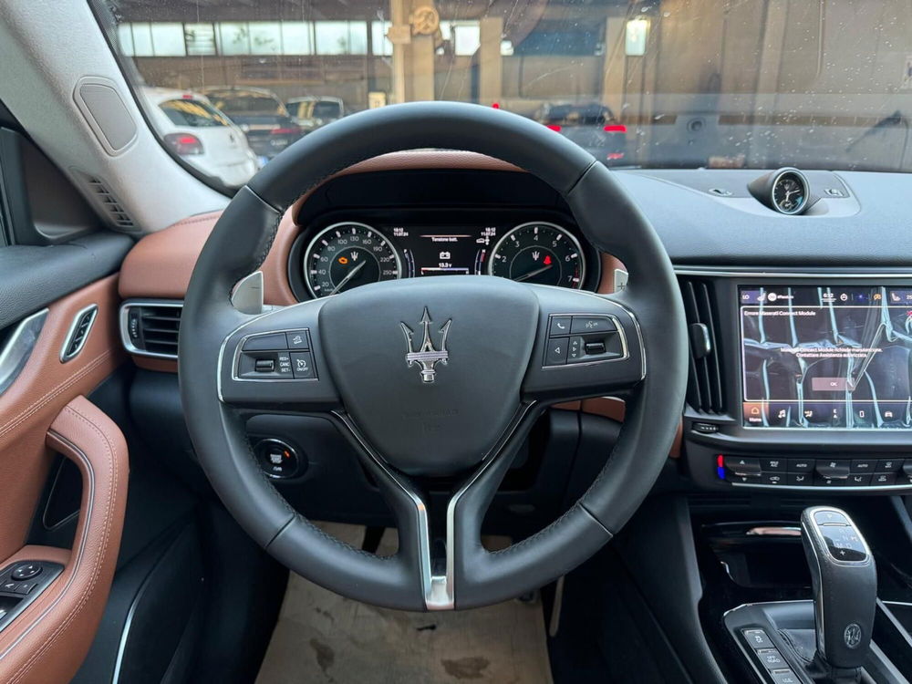 Maserati Levante nuova a Salerno (12)