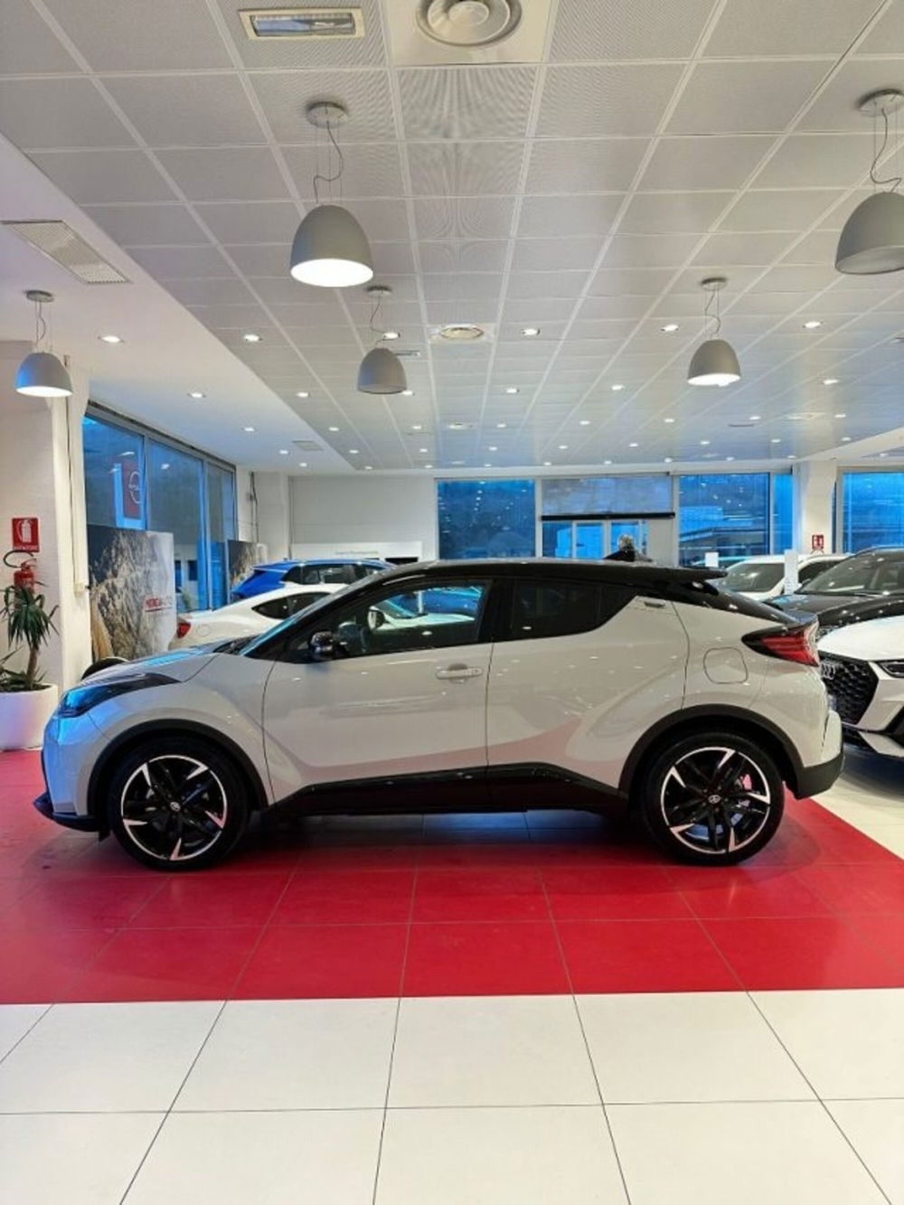 Toyota Toyota C-HR nuova a Sassari (2)