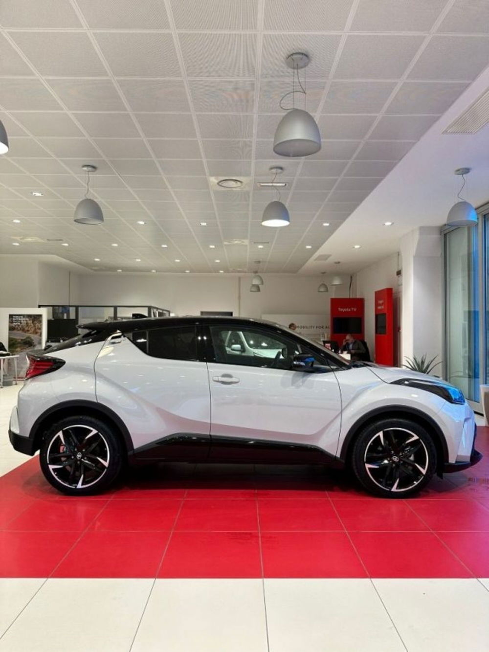 Toyota Toyota C-HR nuova a Sassari (4)