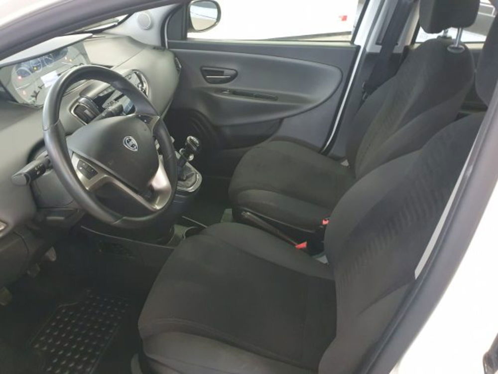 Lancia Ypsilon usata a Torino (9)