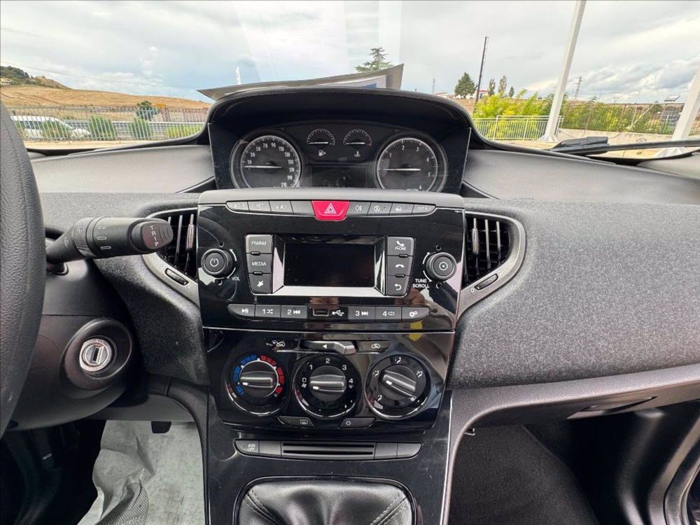 Lancia Ypsilon usata a Matera (10)