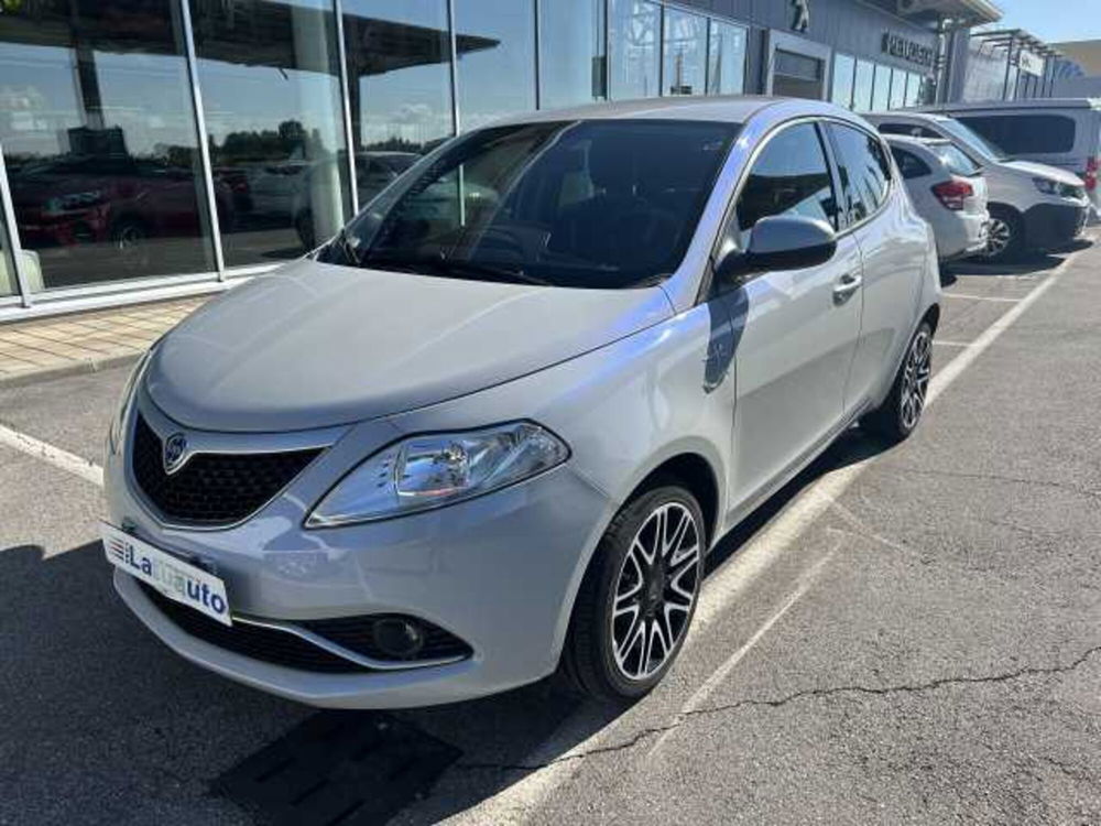 Lancia Ypsilon usata a Ravenna