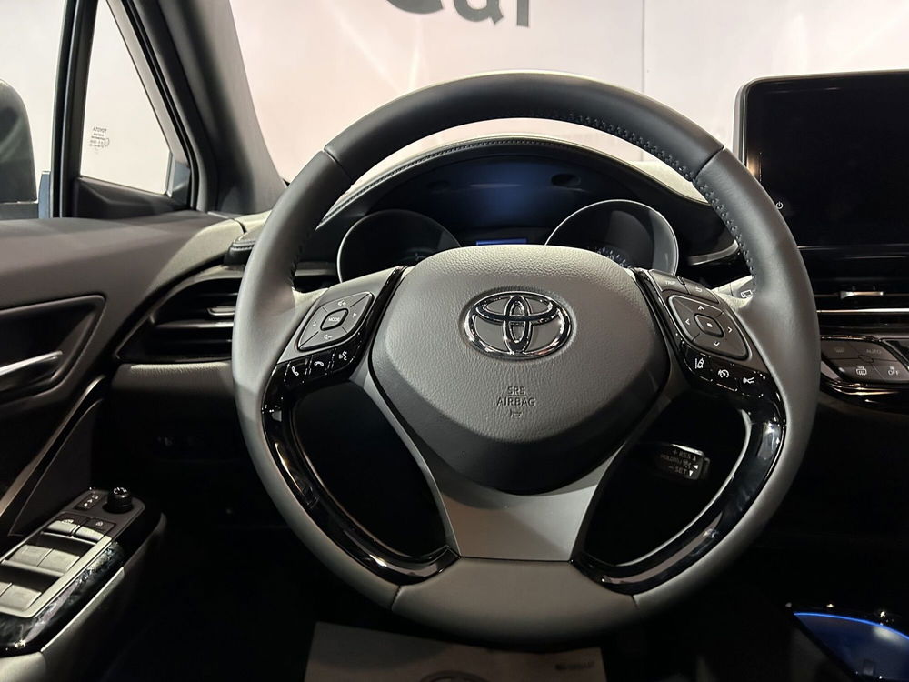 Toyota Toyota C-HR nuova a Milano (8)