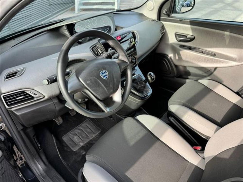 Lancia Ypsilon usata a Asti (9)