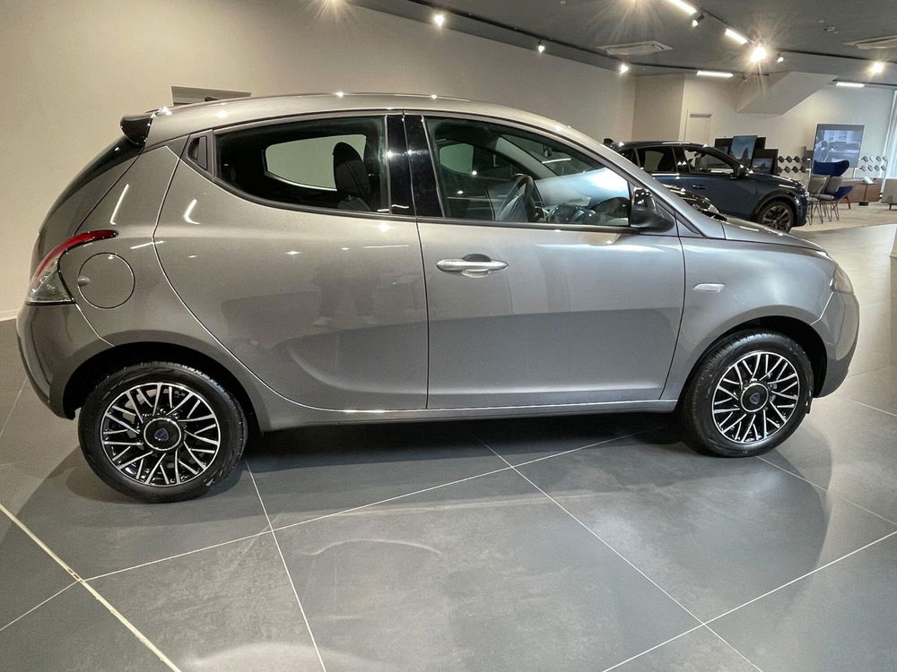 Lancia Ypsilon nuova a Prato (2)