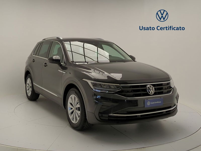 Volkswagen Tiguan 2.0 TDI SCR Life del 2021 usata a Pratola Serra