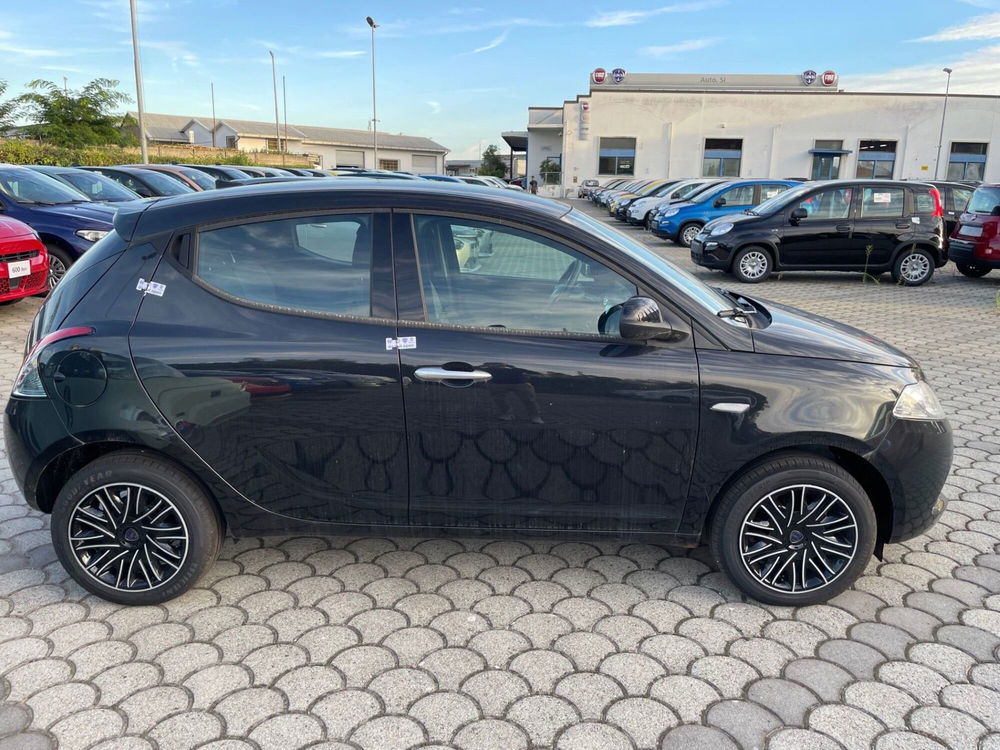 Lancia Ypsilon nuova a Lucca (5)