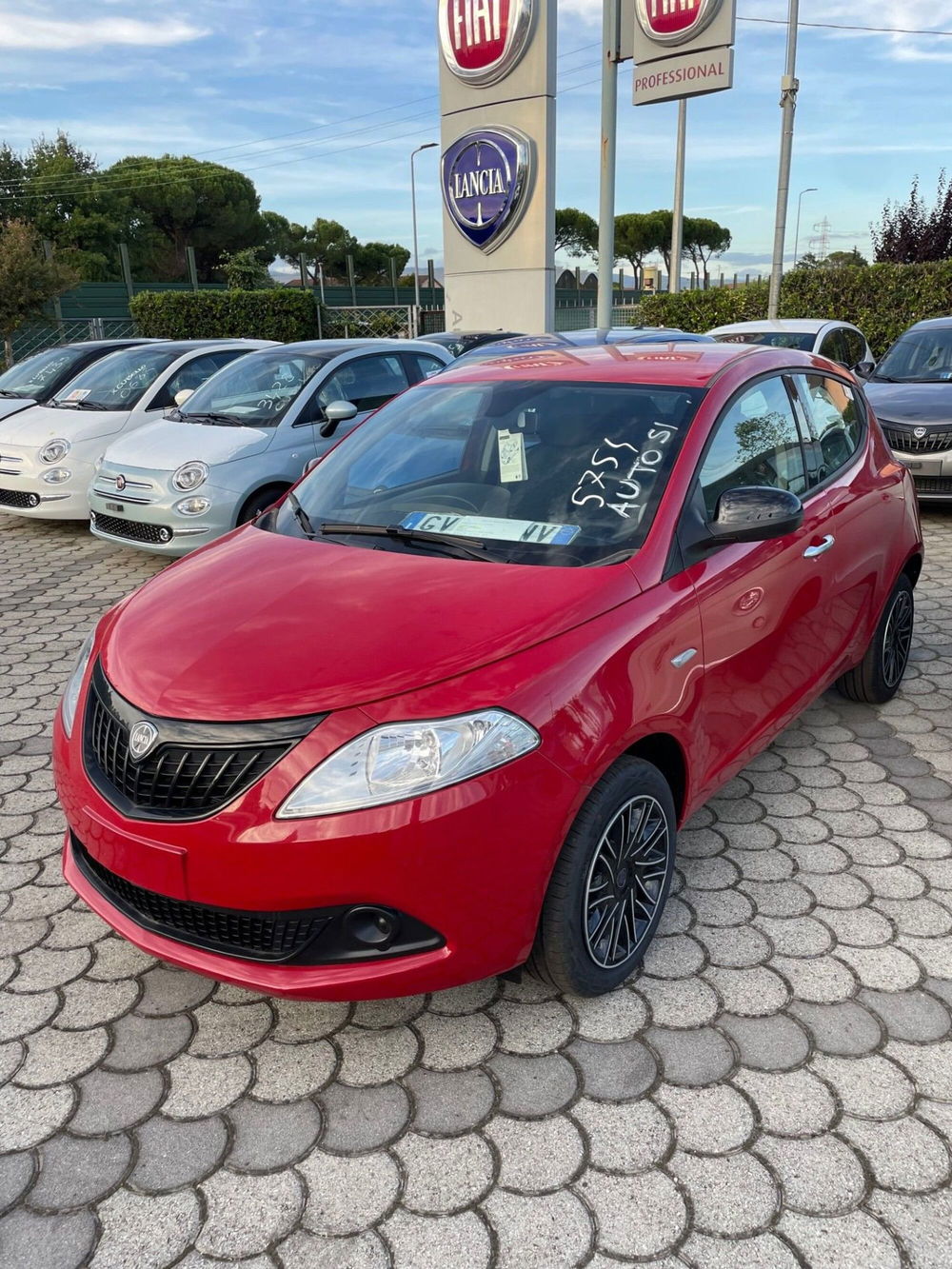 Lancia Ypsilon nuova a Lucca