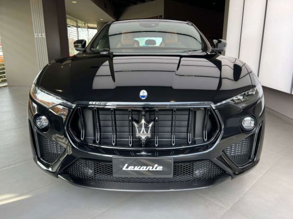 Maserati Levante nuova a Torino (2)