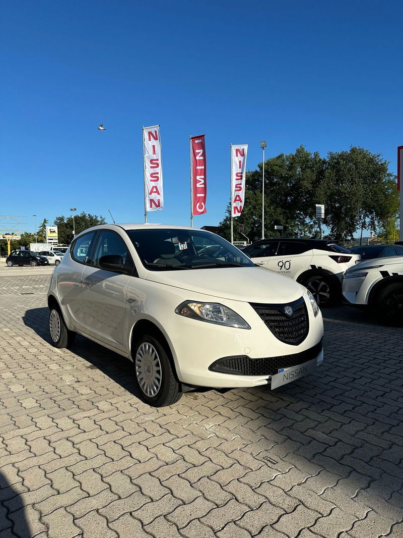 Lancia Ypsilon 0.9 TwinAir 85 CV 5 porte Metano Ecochic Silver  del 2014 usata a Montecosaro