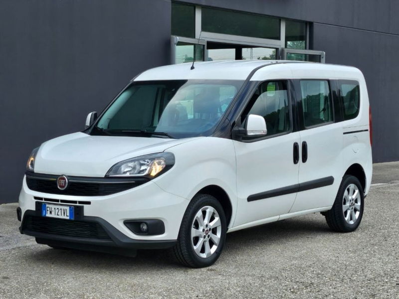 Fiat Dobl&ograve; 1.6 MJT 16V 120CV Lounge  del 2019 usata a Foggia