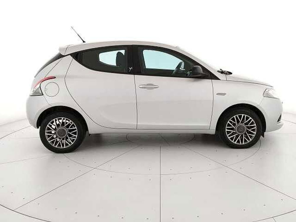 Lancia Ypsilon usata a Caserta (7)