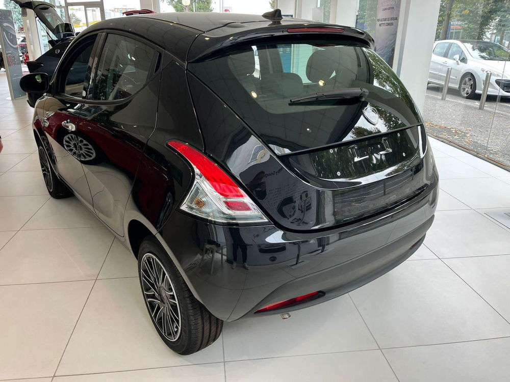 Lancia Ypsilon nuova a Milano (6)