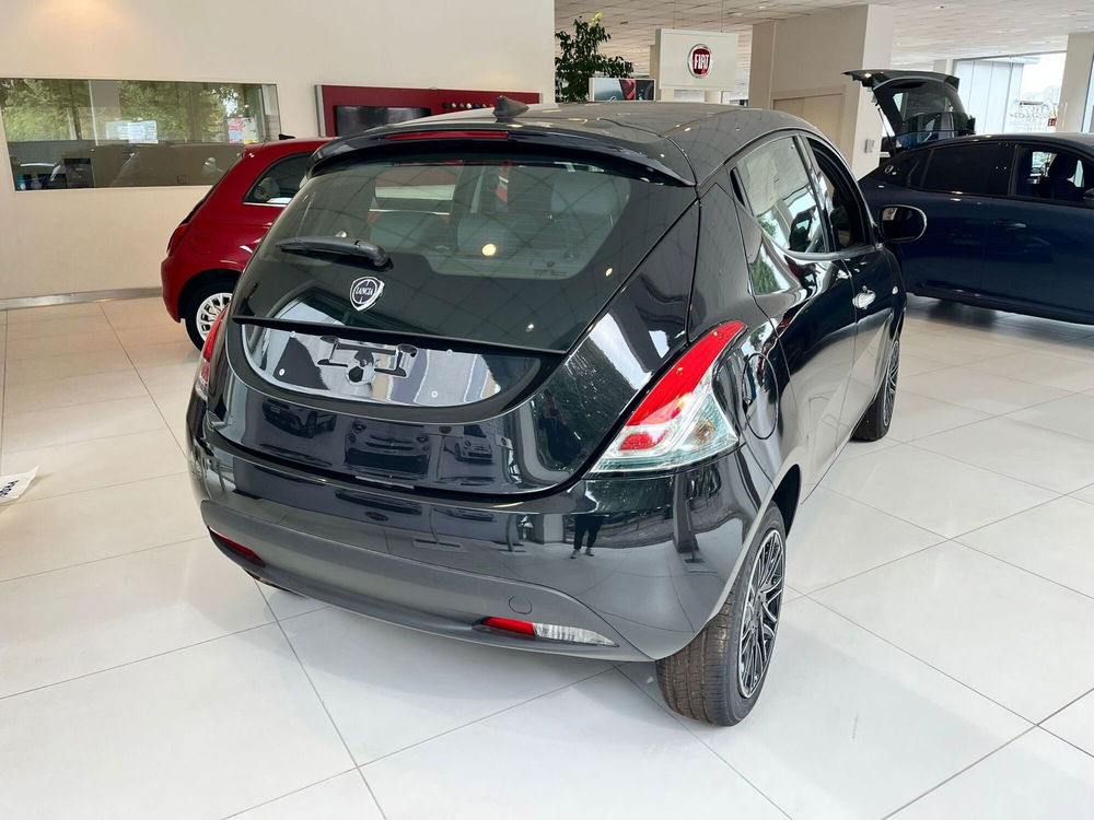 Lancia Ypsilon nuova a Milano (7)