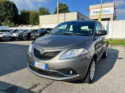 Lancia Ypsilon 0.9 TwinAir 85 CV 5 porte Metano Ecochic Silver  del 2017 usata a Milano