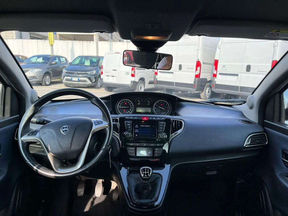 Lancia Ypsilon usata a Milano (15)