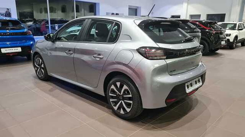 Peugeot 208 nuova a Milano (3)