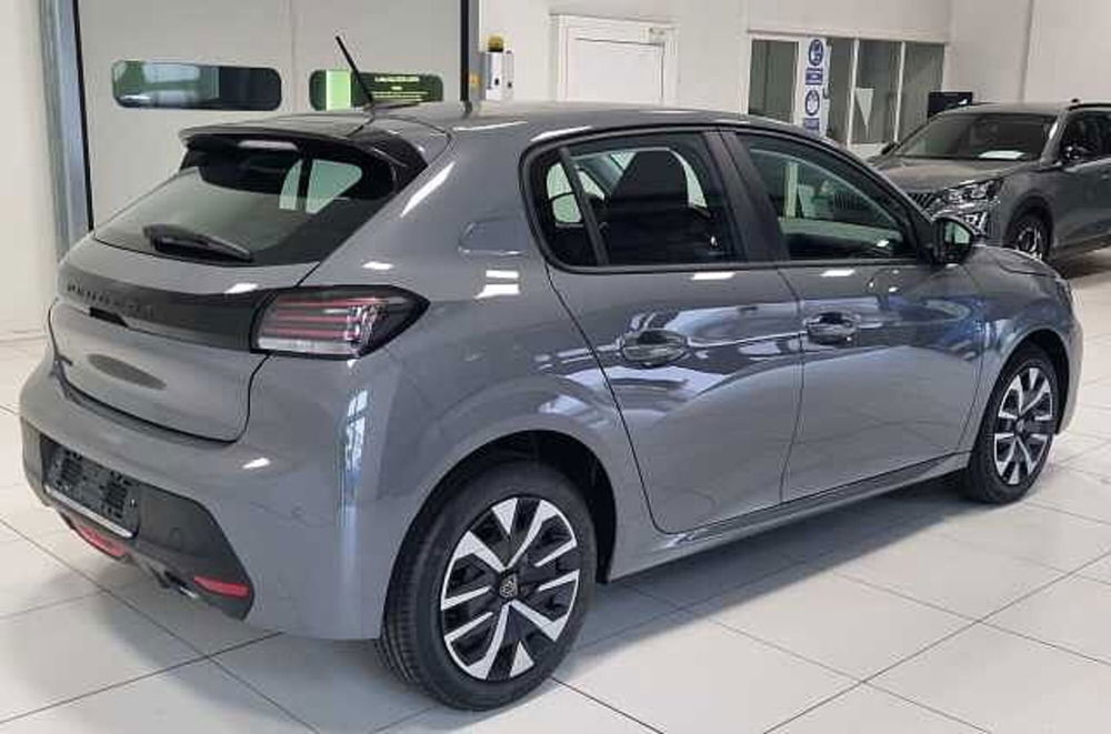 Peugeot 208 nuova a Milano (3)