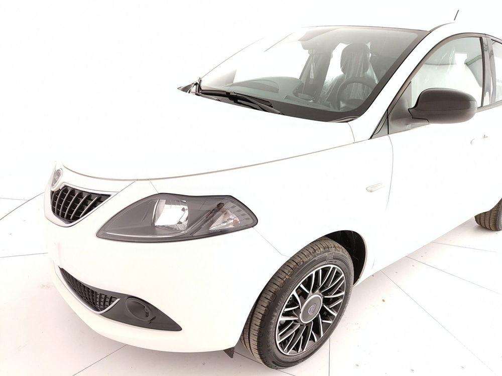 Lancia Ypsilon nuova a Caserta (11)