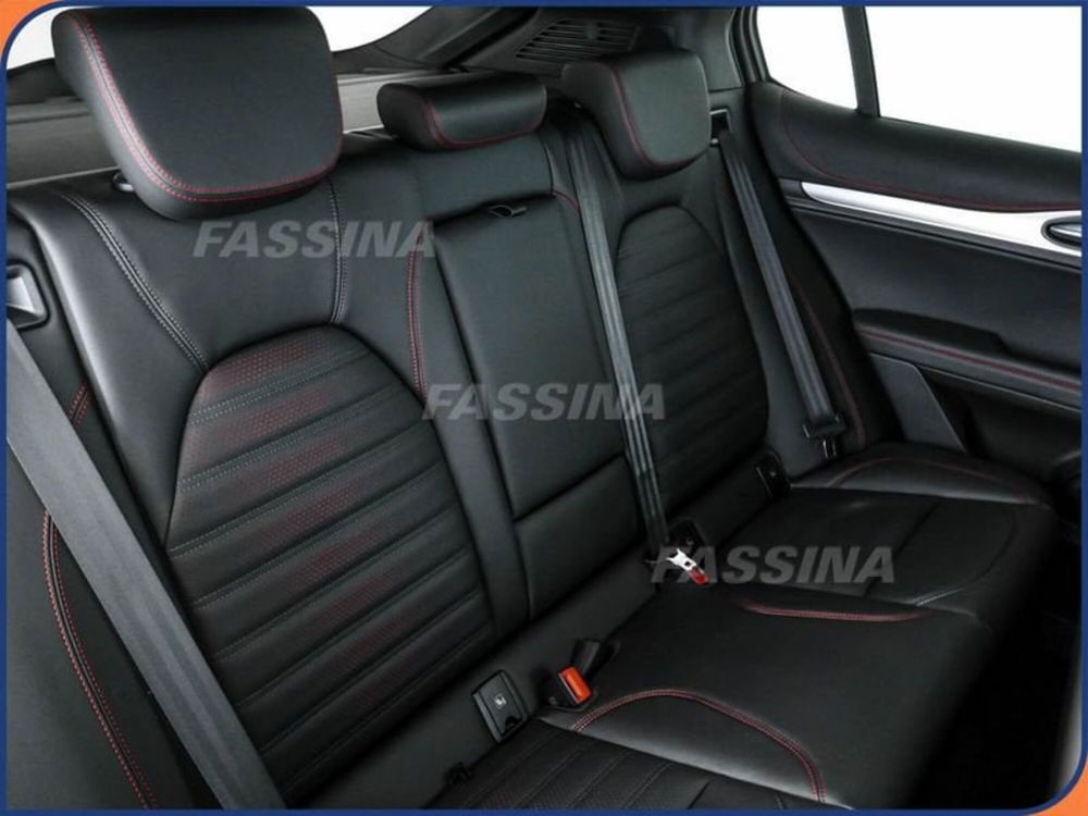 Alfa Romeo Stelvio nuova a Milano (12)