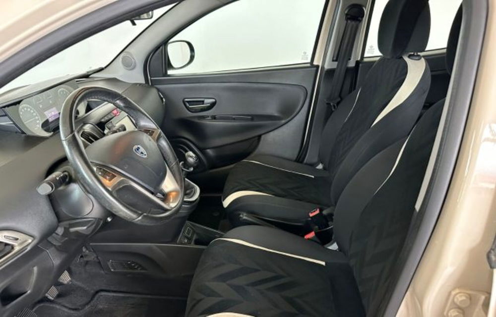 Lancia Ypsilon usata a Modena (9)