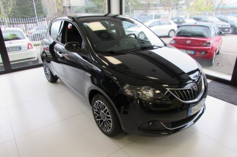 Lancia Ypsilon nuova a Milano (2)