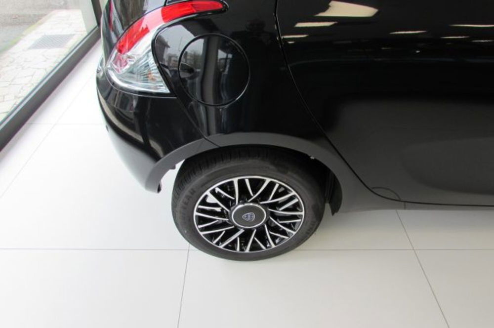 Lancia Ypsilon nuova a Milano (4)