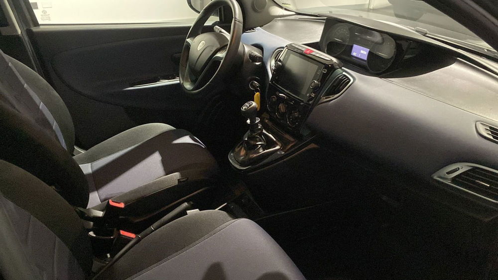 Lancia Ypsilon usata a Bergamo (16)