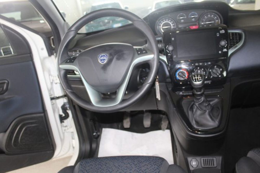 Lancia Ypsilon usata a Terni (11)