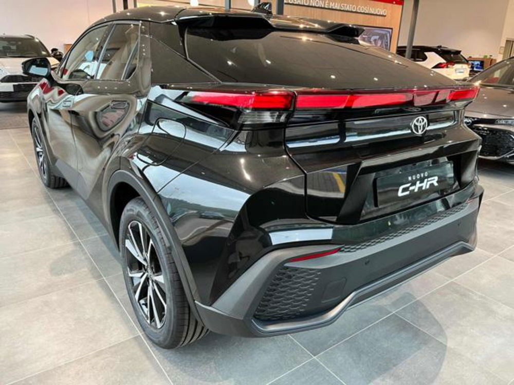 Toyota Toyota C-HR nuova a Cuneo (4)